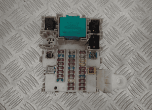 SKRZYNKA BEZPIECZNIKÓW ISUZU D-MAX 1