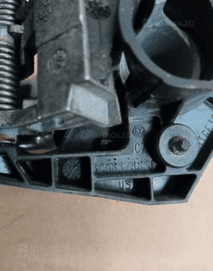 Klamka prawy tył tylna prawa mocowanie VW Passat B6 3C0837886J 3