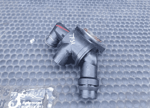 Obudowa Termostat Y2495002 06D121133C Krociec Czujnik Przewod Waz 2.0 TFSI Audi A4 B7 A6 C6 8
