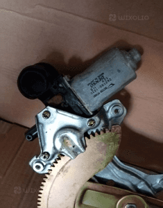 MECHANIZM SZYBY LEWY TYL DAIHATSU YRV 00-05 2
