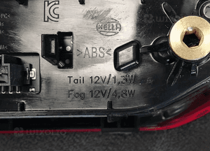 VOLVO XC60 II LAMPA PRAWY TYŁ TYLNA W KLAPĘ ORYGINAŁ 12