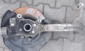 Audi A6 C6  3.2 FSI zwrotnica piasta przód przednia prawa 2