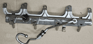 Audi A4 B8 1.8 TFSI listwa wtryskowa czujnik 06J133317 1