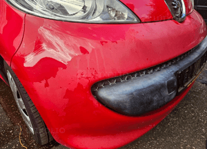 Peugeot 107  zderzak przód przedni KJH 2