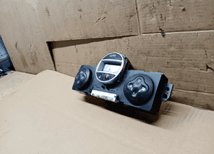 Panel nawiewu klimatyzacji klimy Renault Clio III 8200296683 3