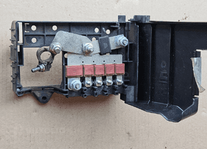 Opel Astra J 4 IV 2.0 CDTI skrzynka bezpieczników akumulatora 1