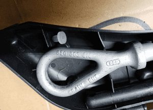 Hak holowniczy ucho schowek Audi A4 B6 8E0805616 8E0012111 4