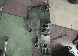 łapa alternatora golf 5 2.0 tdi 03g903143a