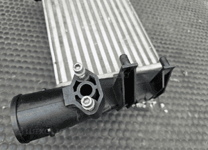 Intercooler 8E0145805L Lewy Chlodnica Powietrza Turbiny 1.8 T Turbo AUDI A4 B6 B7 11