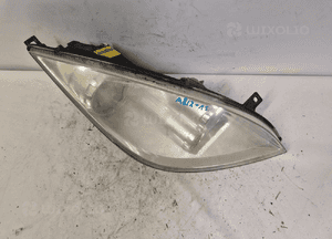 .  PRZOD PRZEDNIA LAMPA PRAWA MITSUBISHI COLT 6 4