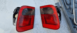BMW E46 sedan lampy tylne w klapę 1
