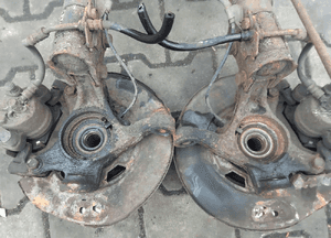 Toyota Yaris II   zwrotnica prawa  lewa 06-11 2