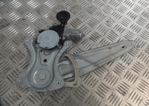 TOYOTA AURIS 09R. PODNOŚNIK TYŁ LEWY 85710 0D100 2