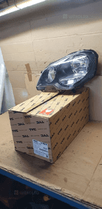 Lampa lewy przód przednia lewa VW Polo IV 9N Nowa TYC 20-0730-15-2 2