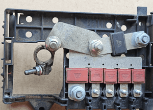 Opel Astra J 4 IV 2.0 CDTI skrzynka bezpieczników akumulatora 2