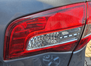 Renault Koleos I lampa tył tylna  lewa w klape 3