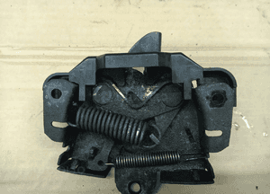 Mitsubishi Grandis zamek maski 2