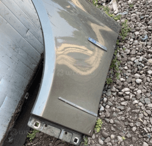 MERCEDES E 207 listwa chrom błotnika lewa przód emblemat 4