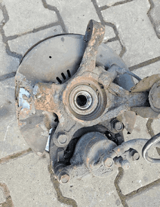 Toyota Yaris I  zwrotnica piasta przód prawa 1