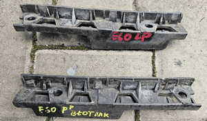 BMW E60 E61 ślizg na błotnik przód prawy 1