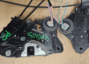 Toyota Yaris II 2 zamek drzwi przód przednich lewy     06-11 2