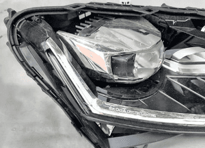Lampa prawa prawy przód Skoda Superb 3 III 11500040700 2