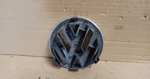 Znaczek emblemat atrapy grilla vw passat B5 lift nr 3B0853601C 2