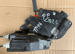 Zamek drzwi przedni prawy FK72-203A28 Land Rover Discovery Sport L550 1