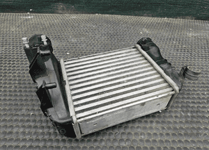 Intercooler 8E0145805L Lewy Chlodnica Powietrza Turbiny 1.8 T Turbo AUDI A4 B6 B7 13