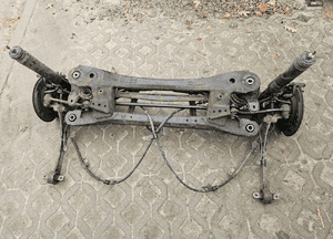 Lexus CT 200H belka zwrotnica piasta wahacz tył 1