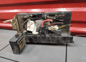 MERCEDES CLK W209 SKRZYNKA BEZPIECZNIKÓW MODUŁ SAM A2035453801 WTYCZKI 1