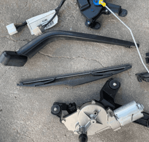 Hyundai  i10  szyba tylna klapy zamek mechanizm wycieraczki osłona odblask zderzaka 11