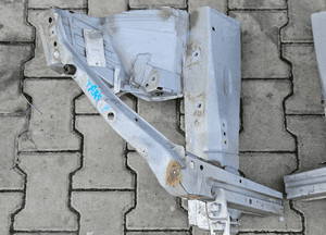 Toyota Yaris I podłużnica przód przednia okular  lewy 2