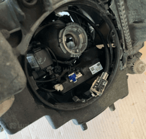 MERCEDES E 207 lampa prawa skrętna bixenon uszkodzona ils 7