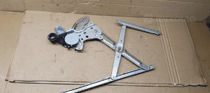 Mechanizm podnośnik szyby prawy przód Suzuki Swift IV 83430-63J00 2