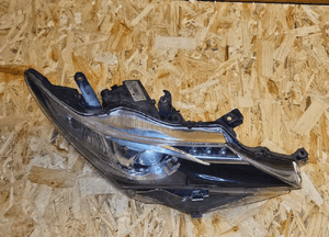 Toyota AURIS II 12-15 lampa prawa przód przednia 2