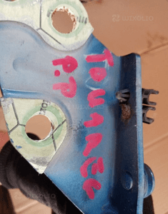Zawias maski prawy LD5Q VW Touareg 7L6823302 4