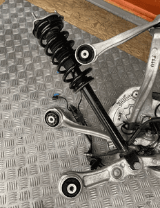 MERCEDES C W205 ZAWIESZENIE ZWROTNICA AMORTYZATOR PRAWA A2053200413 2052200 7