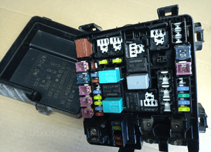 Honda CRv CR-V II 2.2 CTDI skrzynka bezpiecznikow 1