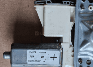 Toyota Avensis T25 podnosnik szyby przod prawy 2