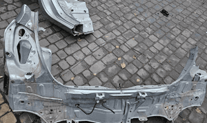 Toyota Yaris II   pas tył tylny ściana bagażnika  06-11 1