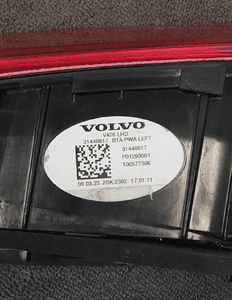 Volvo XC60 ii lampa lewy tył tylna w klapę oryginał 14