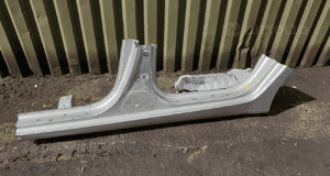 PRÓG SŁUPEK LEWY KIA CARENS IV LAKIER 3D RADOM 1