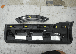 Listwa audi etron prawy tyl 4KE853970 audi e-tron listwa drzwi tylna prawa 2