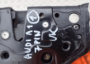 Zamek drzwi prawy przód 8X2837016  audi A1 4