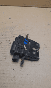 Zamek bagażnika tył qashqai J10 90502EY10A 5
