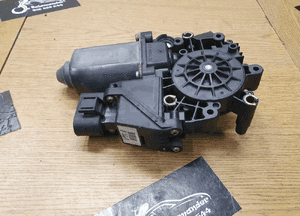 Silniczek 8D0959801D Sterownik Podnoszenia Szyby LEWY Przod Przedni Europa Audi A4 B5 4