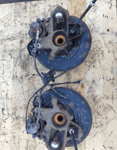 MERCEDES W251 ZWROTNICA PIASTA TARCZA ZACISK PRAWY LEWY TYŁ ORYG 2