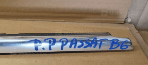 Listwa zgarniająca drzwi prawy przód przednia prawa chrom VW Passat B6 3C4837476 6