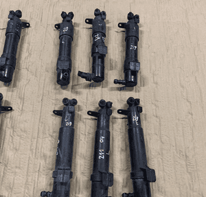 MERCEDES E 211 CLS 219 spryskiwacz lampy xenon lewy prawy klapka 2